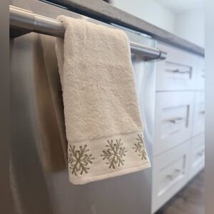 NEVER USED Grammercy Studio Cream Snowflake Embroidered Hand Towels